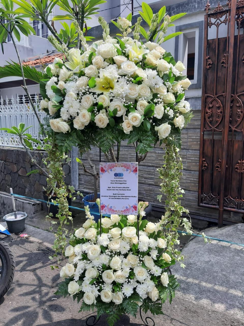 Standing flower duka cita untuk pengiriman ke Telukjambe Timur
