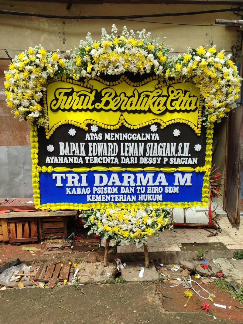 Karangan bunga papan duka cita 2x1,5 meter 4 titik kuning hitam siap kirim di Karawang