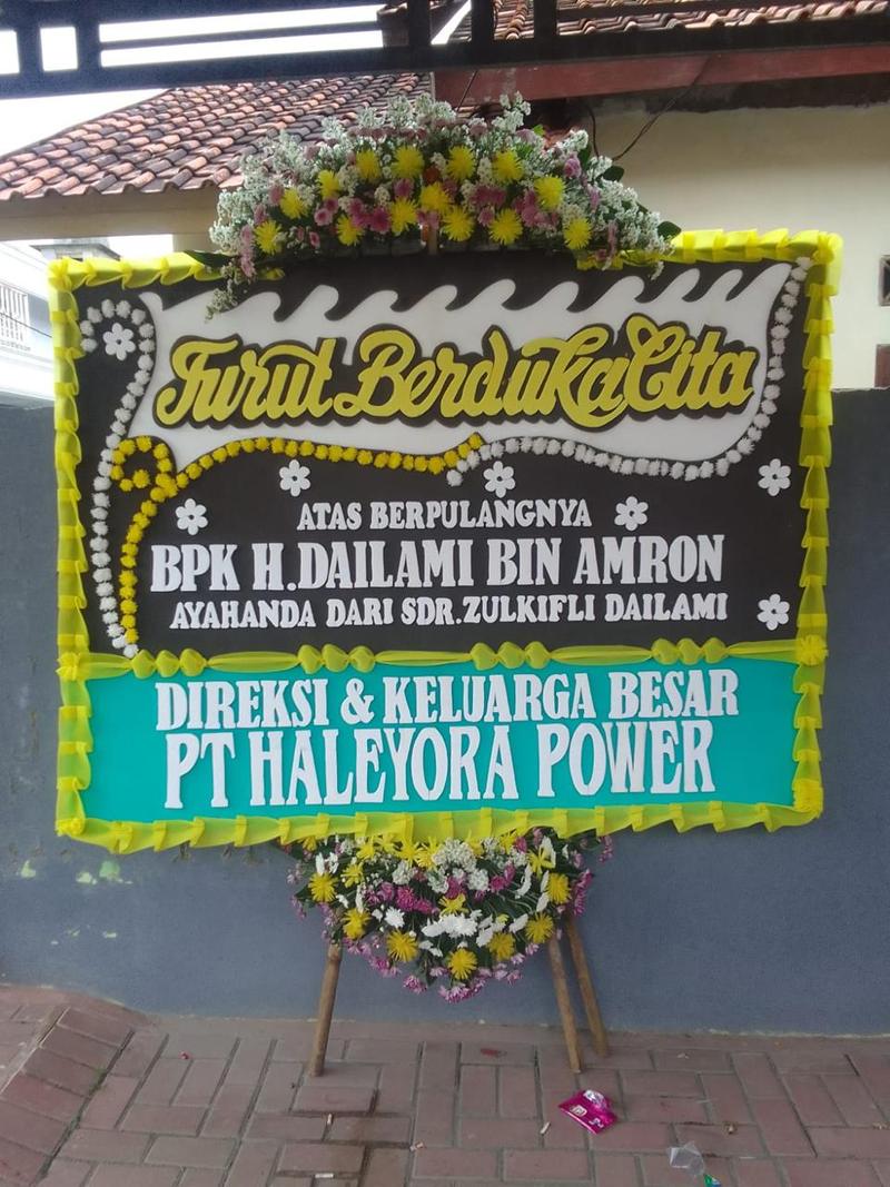 Papan bunga duka cita 2x1,5 meter hitam tosca dengan rangkaian bunga campur di Karawang