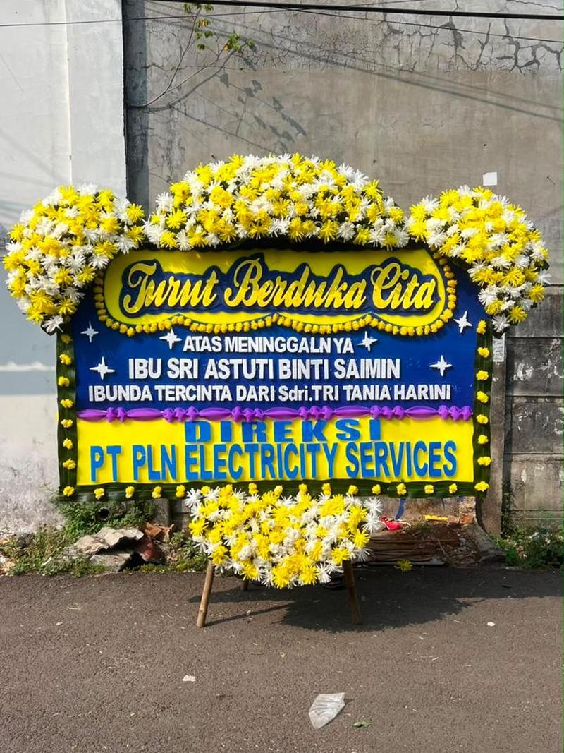 Papan bunga duka cita 4 titik biru kuning untuk karangan direksi perusahaan di Karawang