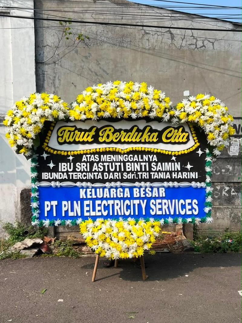 Bunga papan duka cita 4 titik warna hitam biru dari Catelliya Florist Karawang