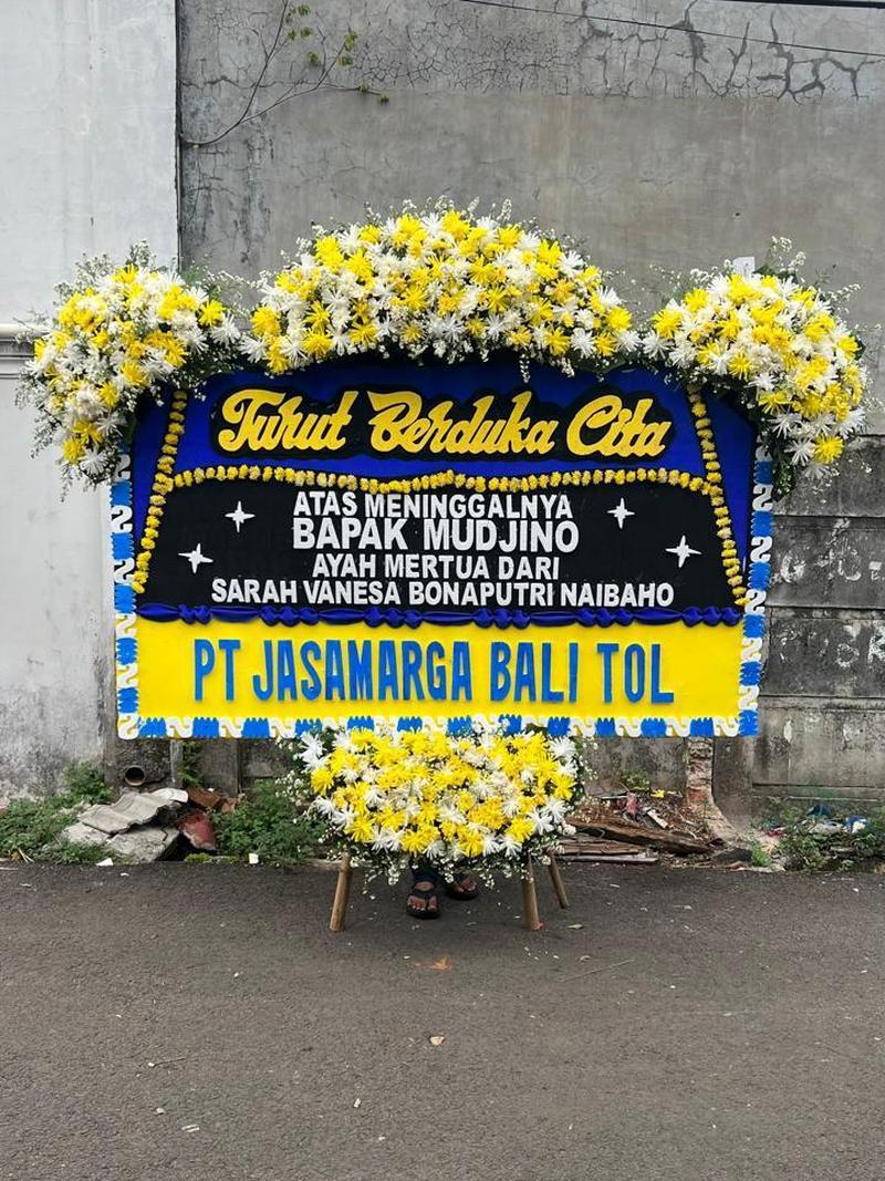 Bunga papan duka cita 4 titik hitam kuning siap kirim ke rumah duka area Karawang