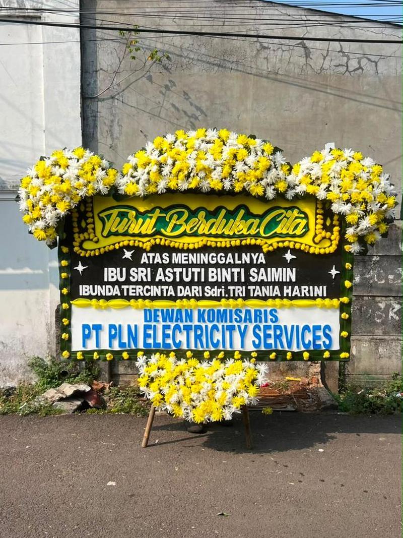 Karangan bunga papan duka cita 4 titik hitam putih dengan bingkai hijau, Catelliya Florist Karawang