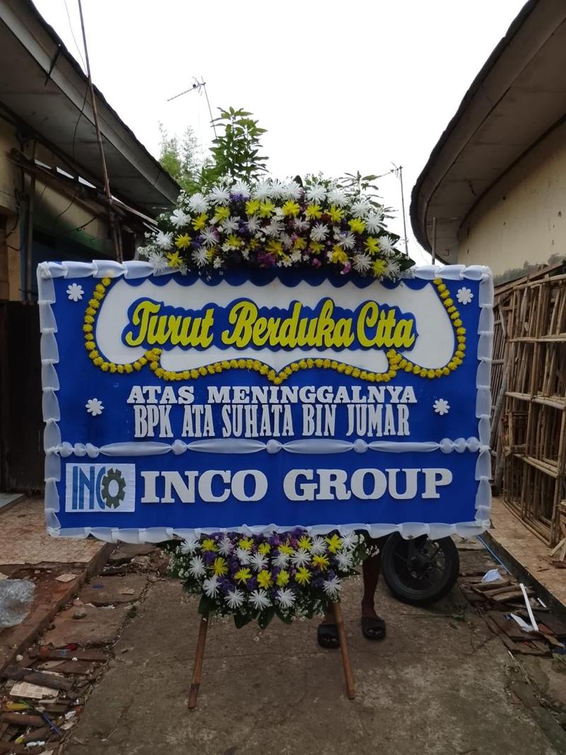 Karangan bunga papan duka cita biru putih siap kirim ke rumah duka area Karawang
