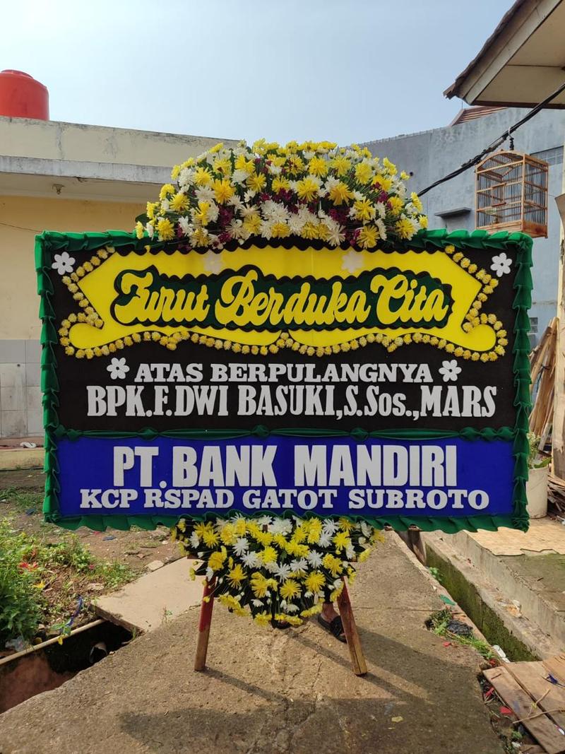 Bunga papan duka cita hijau kuning ukuran 2x1,25 meter buatan Catelliya Florist Karawang