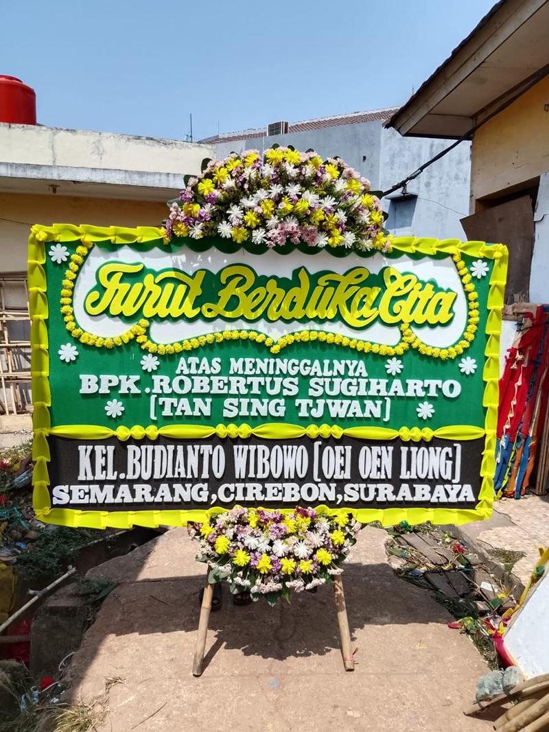 Bunga papan duka cita hijau putih dengan tulisan Turut Berduka Cita dari Catelliya Florist Karawang