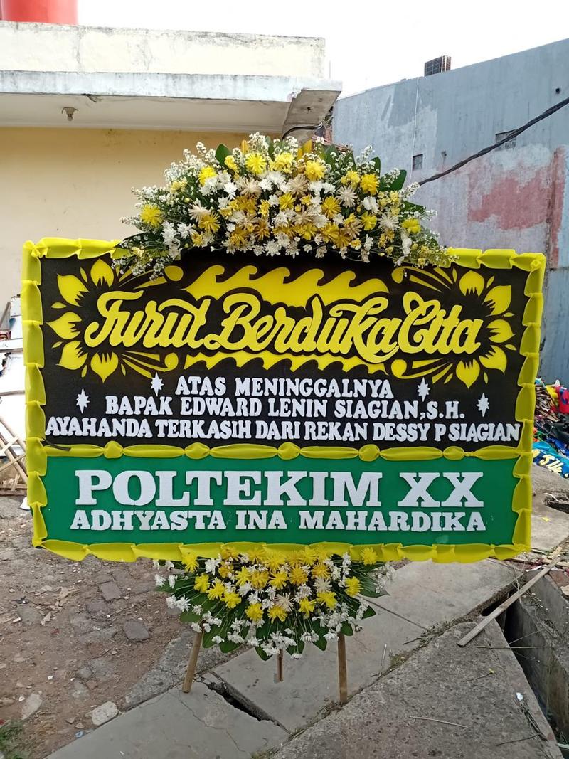 Papan bunga duka cita hitam kuning ukuran standar untuk acara duka di Karawang